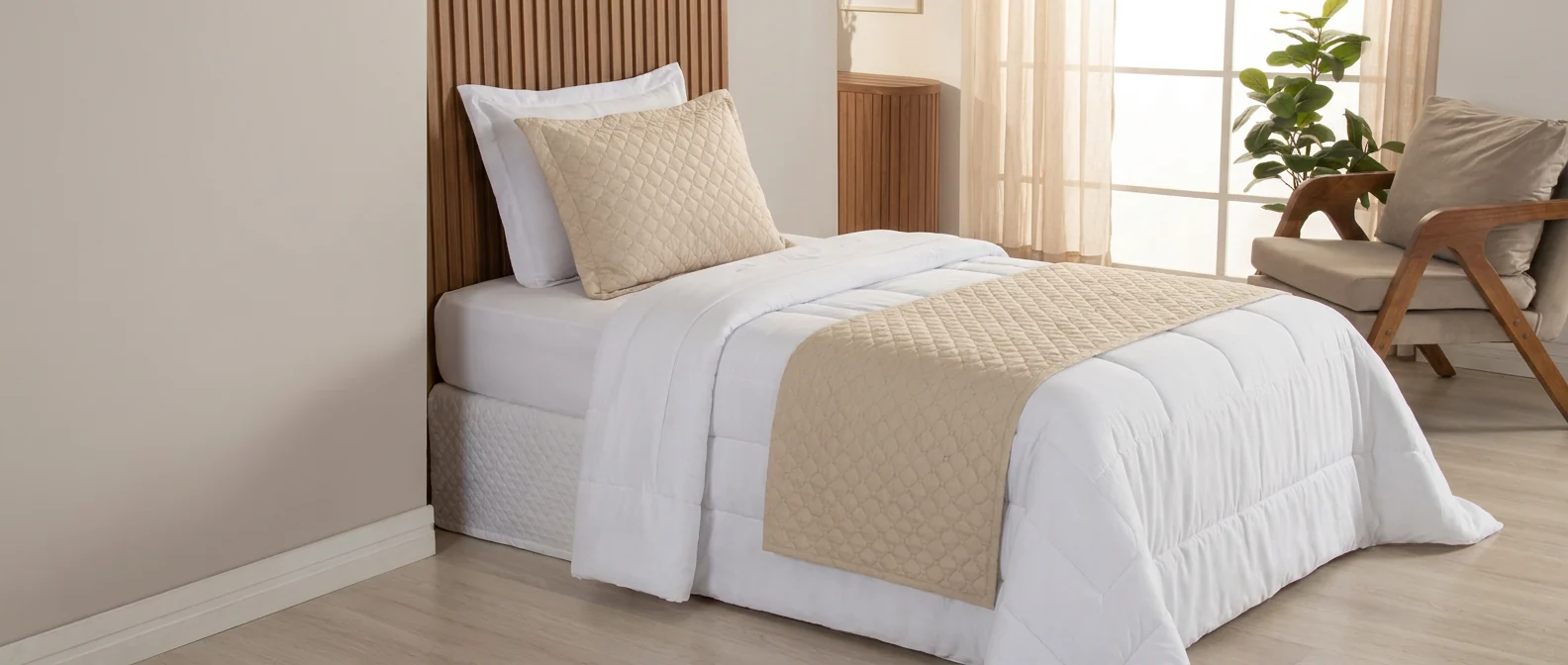 Peseira e porta-travesseiro no mesmo tom. Resolve o visual da cama sem trocar o enxoval inteiro.