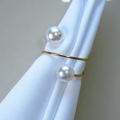 A peça que fecha a mesa posta com chave de ouro ✦

Depois do Caminho, do Sousplat e dos Guardanapos, chegou a última peça da composição: as Argolas Pérola Dupla. Um detalhe pequeno, mas que dá aquele acabamento artesanal que faz toda a diferença.

✦ Acabamento em metal com pérolas 100% acrílico
✦ Design com duas voltas de pérolas, acabamento artesanal
✦ 4,5cm x 4,5cm — uma argola para cada lugar na mesa
✦ Disponível em Prata e Dourado
✦ Kits de 2, 4, 6, 8 ou 10 peças

Perfeita pra café da manhã, almoço, jantar ou aquele café da tarde especial — em casa, na área gourmet ou até na casa de praia.

Sua mesa posta completa: Caminho + Sousplat + Guardanapo + Argola.

Garanta a sua no link da bio 👉 casadajess.com.br

#casadajess #argolasparaguardanapo #mesaposta #decoracaodemesa #mesadejantar #decorhome #textilparacasa #decoracaodeinteriores #detalhesquefazemadiferenca