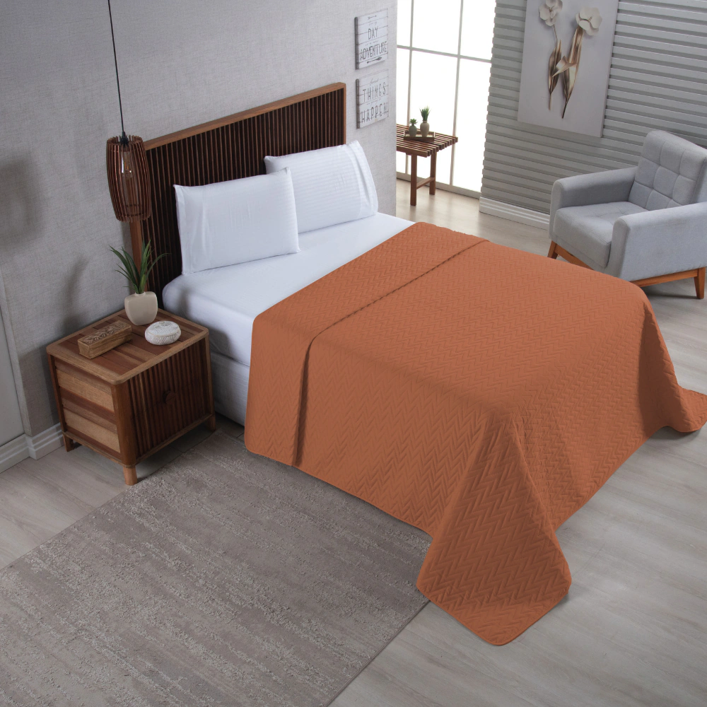 Cobre-leito Queen Matelado | Toque Suave e Acabamento Sofisticado | Linha Requinte — Terracota