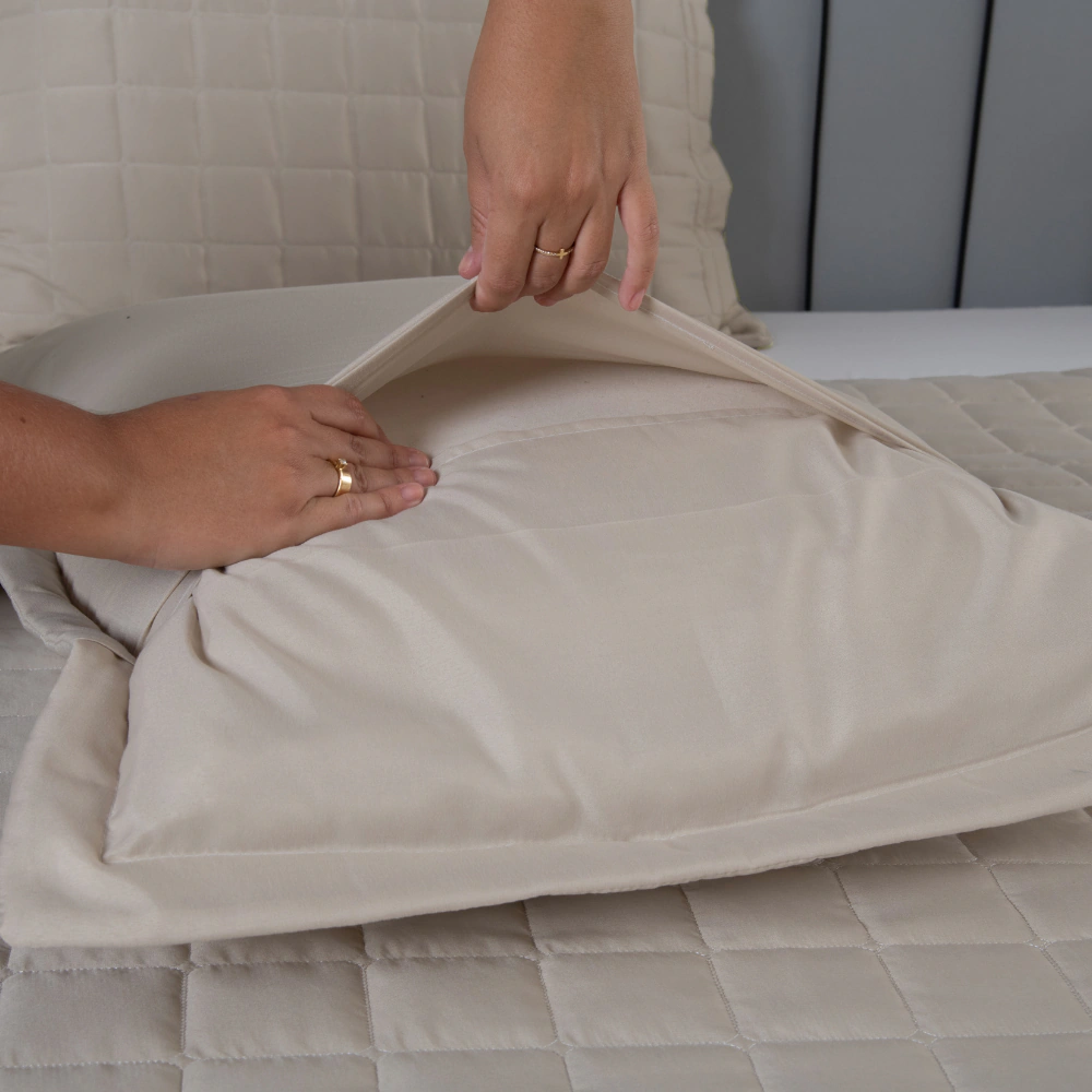 Porta-Travesseiro Matelado | Microfibra Soft | Aba Americana | Linha Soft — Areia
