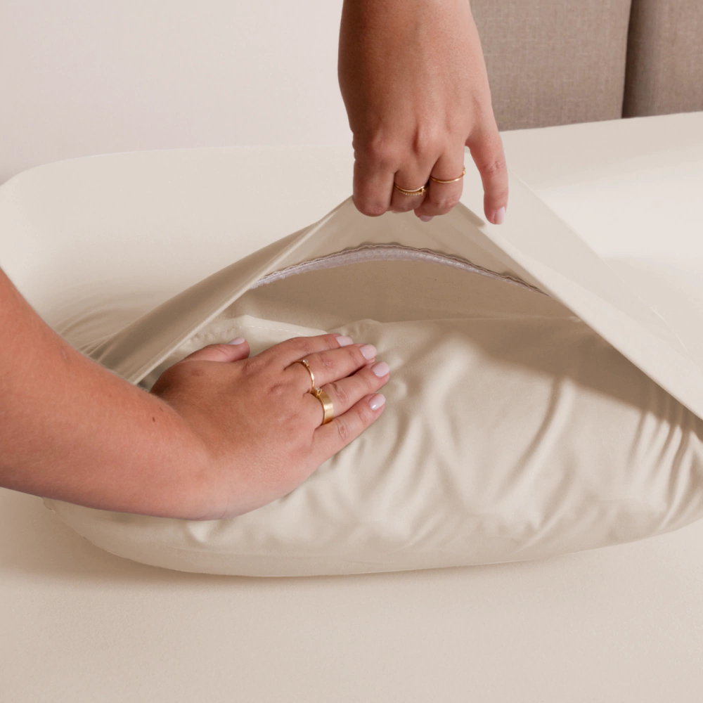 Kit Travesseiro Completo com Proteção Impermeável — 4 Peças — Cáqui