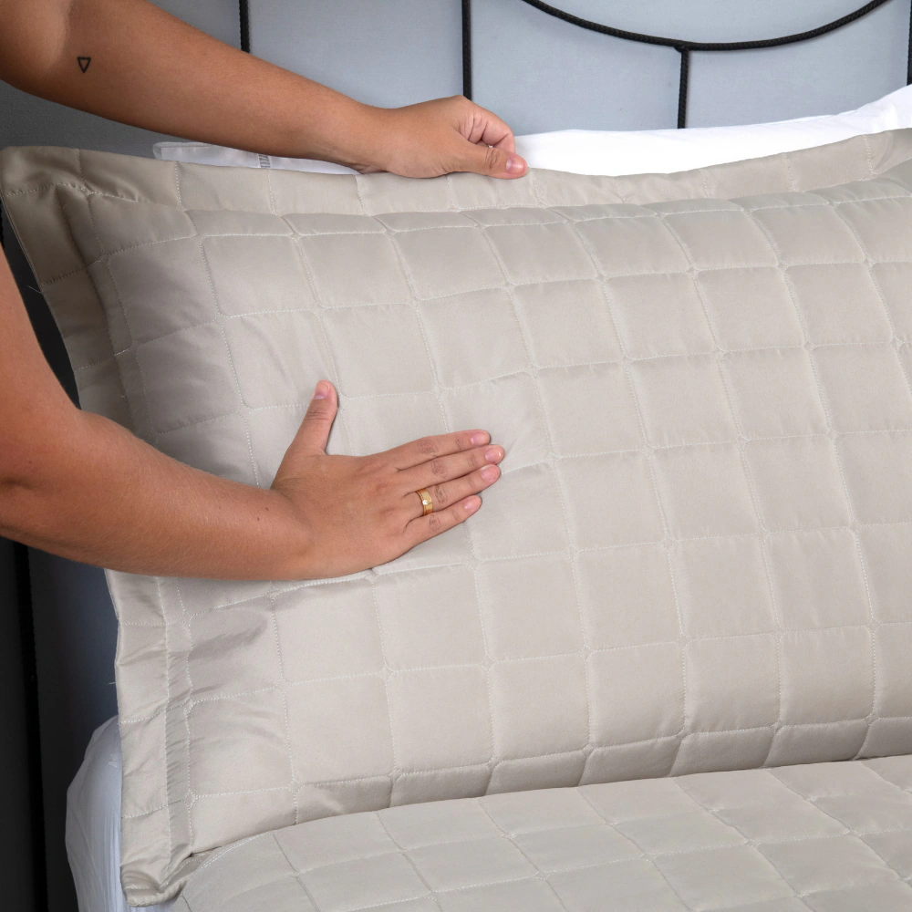 Porta-Travesseiro Matelado | Microfibra Soft | Aba Americana | Linha Soft — Areia