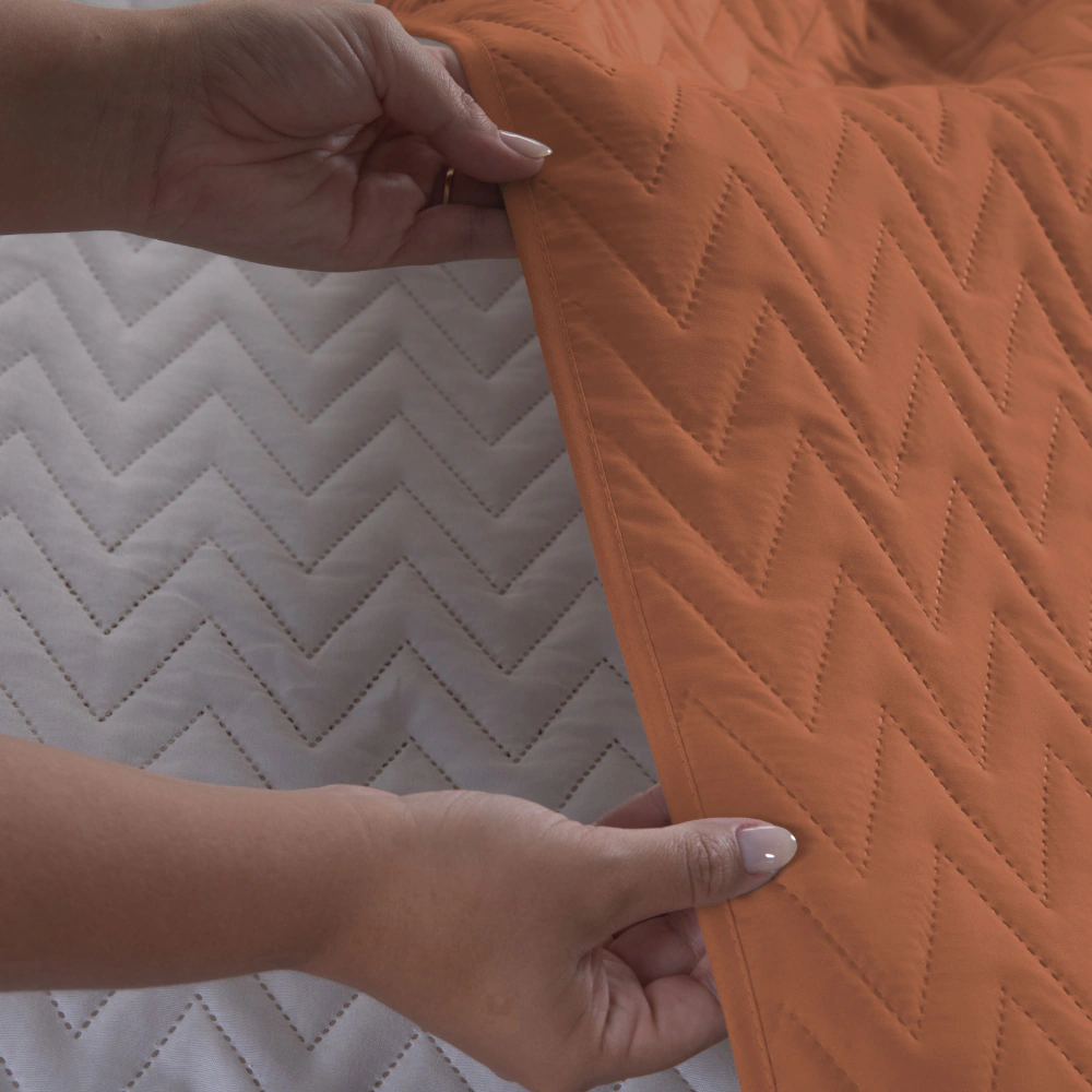 Cobre-leito Queen Matelado | Toque Suave e Acabamento Sofisticado | Linha Requinte — Terracota