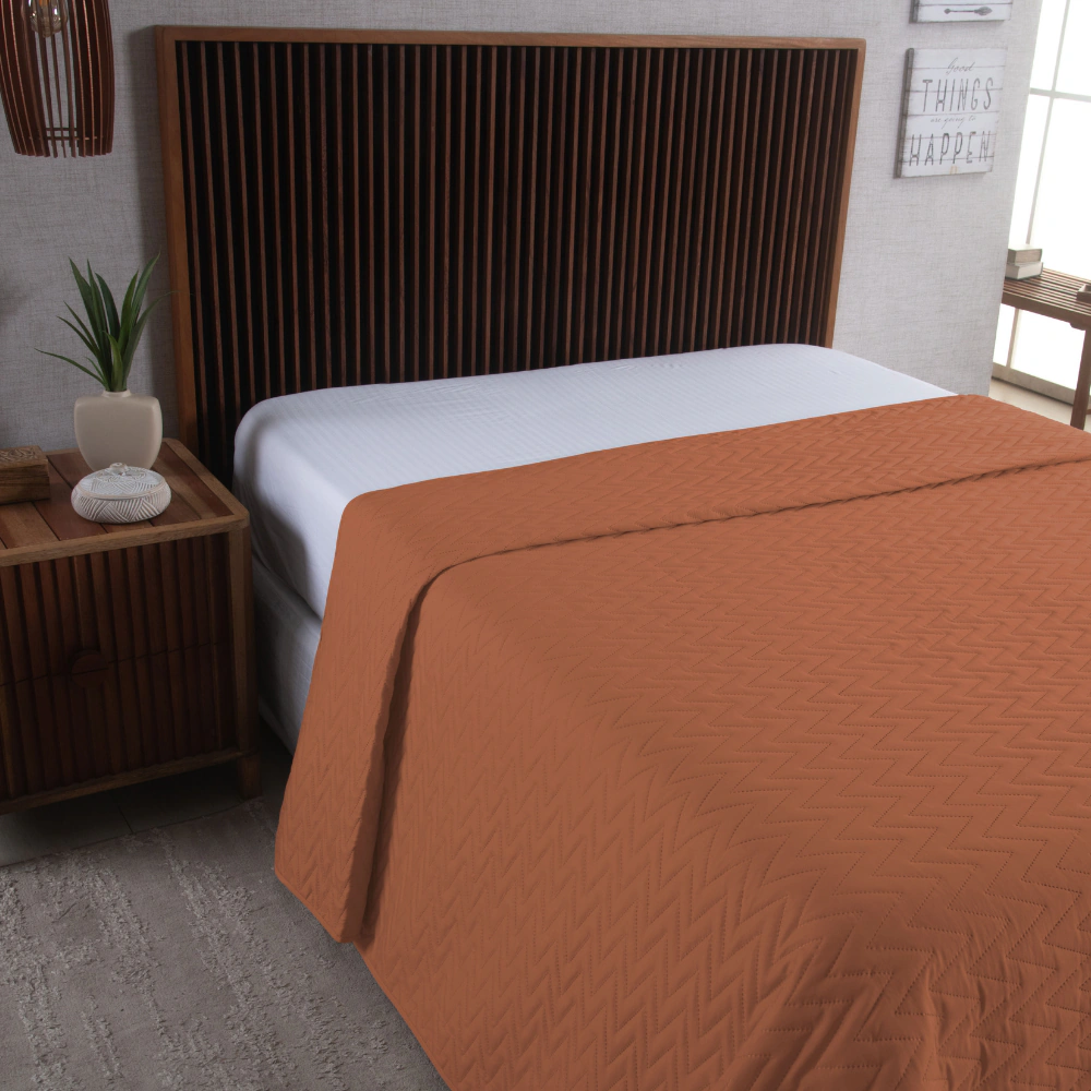 Cobre-leito Queen Matelado | Toque Suave e Acabamento Sofisticado | Linha Requinte — Terracota